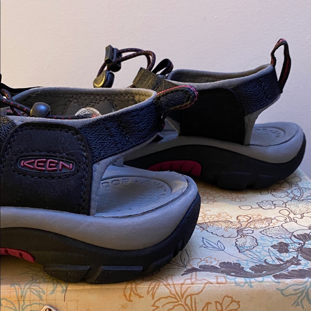 Keen Gray/Blach waterproof Footwear, scuffs one right toe from normal wear, - Picture 4 of 10